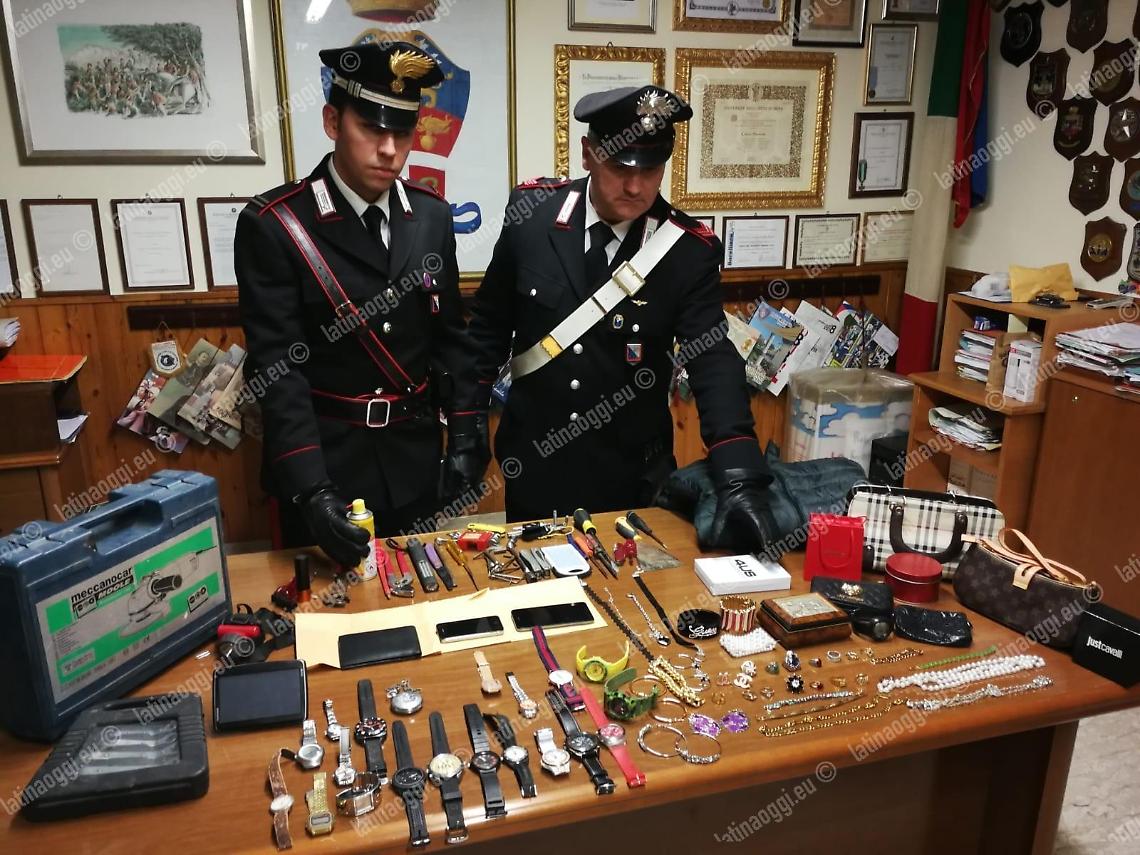 Immortalato dalle telecamere mentre svuota un appartamento: denunciato
