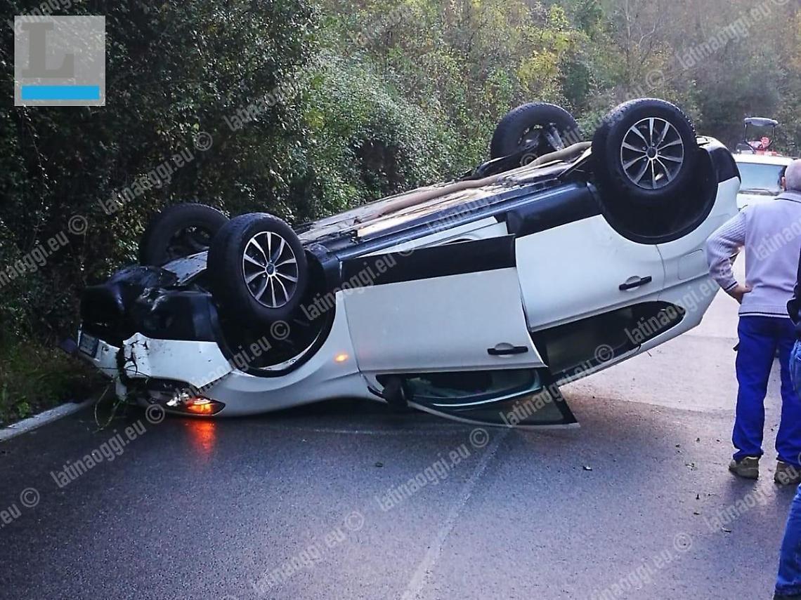 Incidente in via Ninfina a Bassiano, miracolosamente illesa una donna di 47 anni