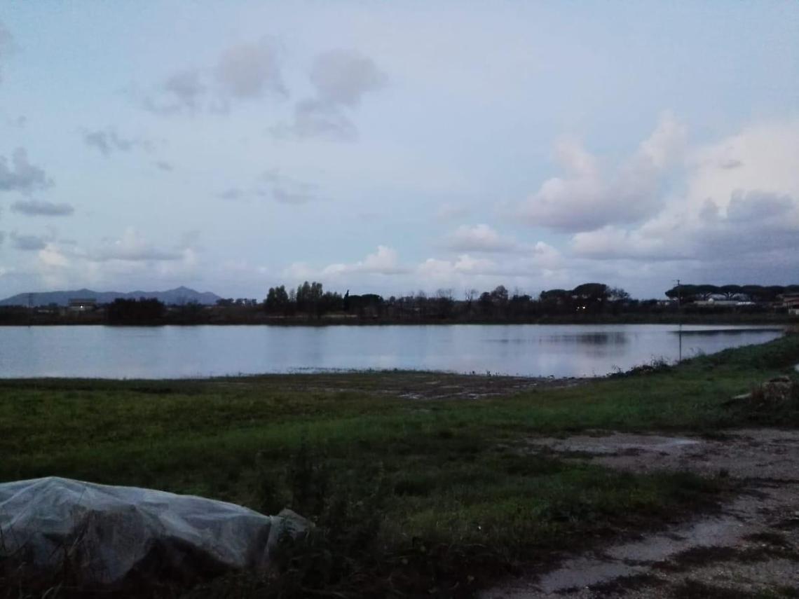 Terracina, il fiume Linea Pio VI esonda e invade i campi sull'Appia