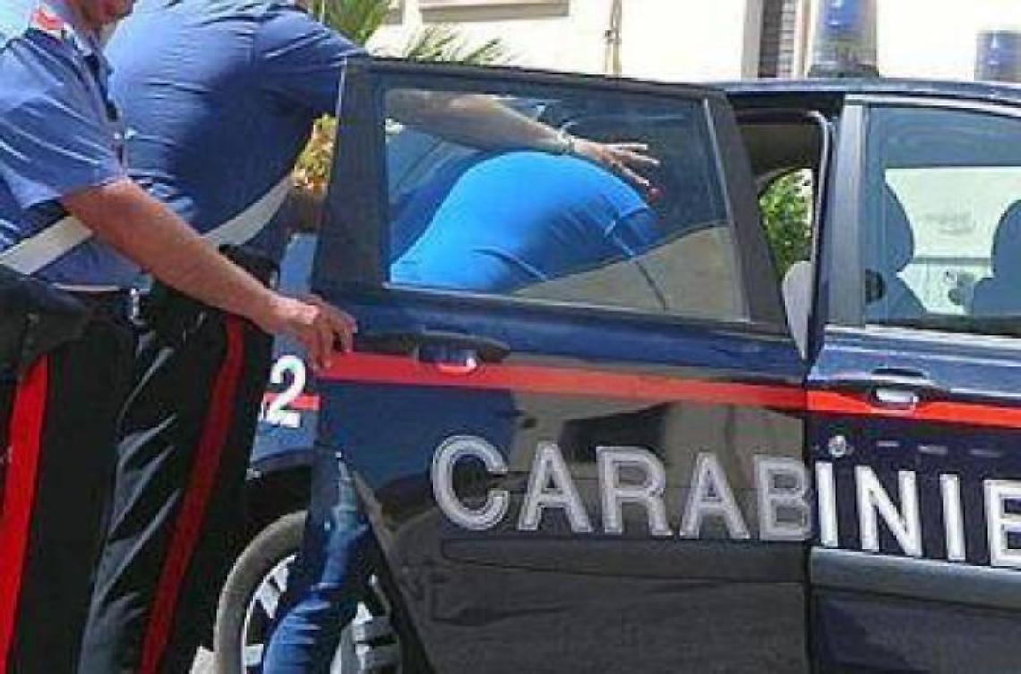 Prende a pugni la porta del comando  e poi oppone resistenza: arrestato