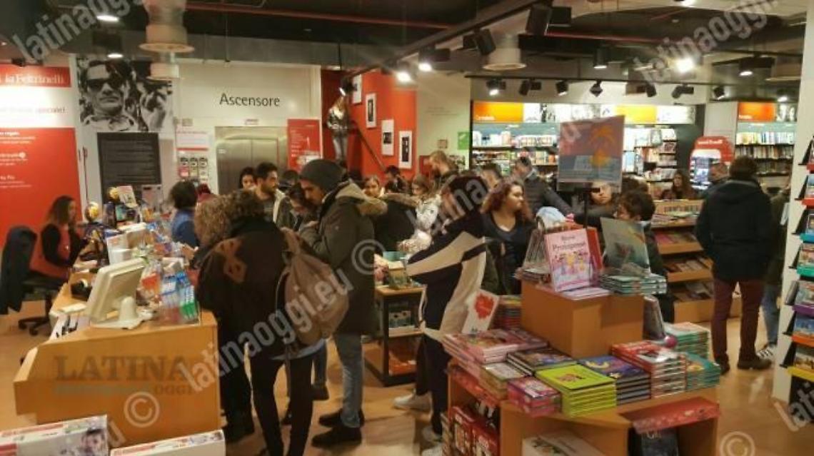Feltrinelli licenzia il direttore, lo spettro dei furti dietro la decisione