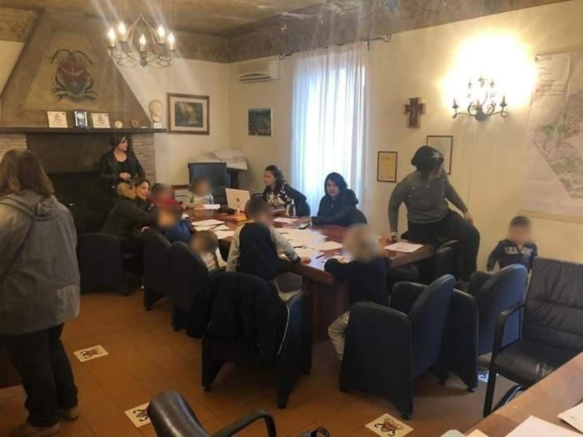 Scuola chiusa da tre settimane, i bambini fanno lezione nell'ufficio del sindaco