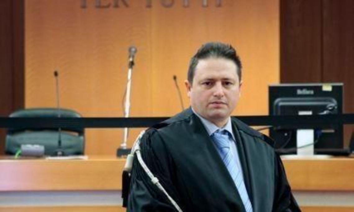 Amianto sotto la pavimentazione in caserma, prelievi per la fibra killer