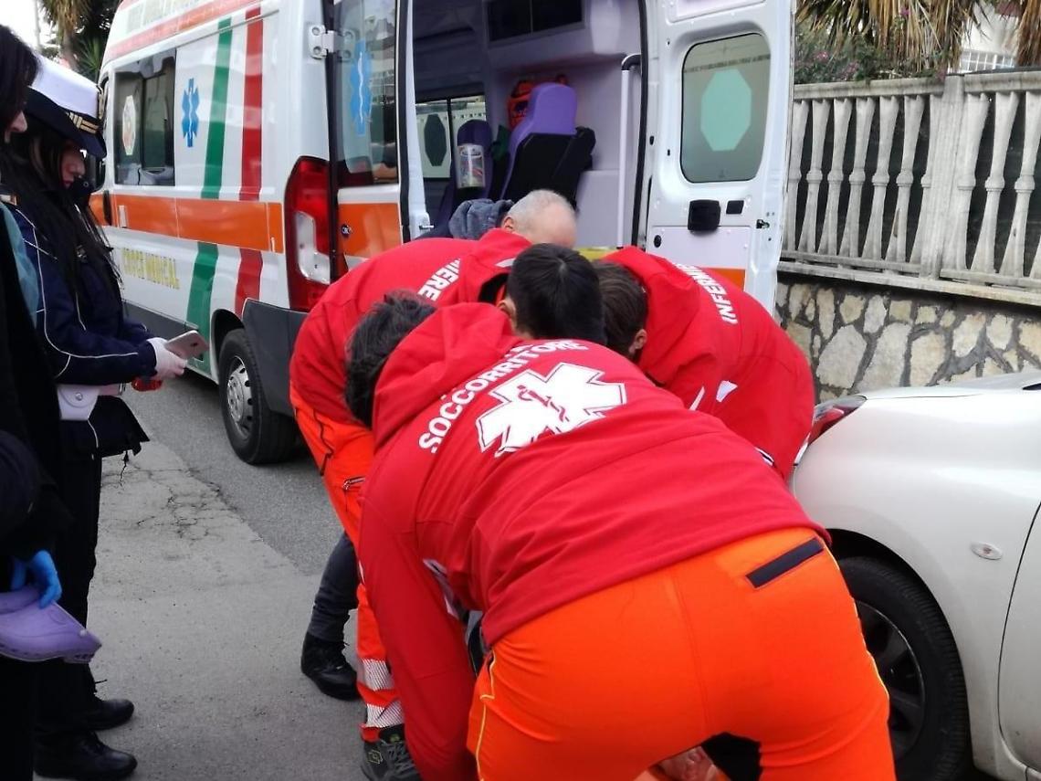 Anzio: viveva fra rifiuti, macerie e galline. Scatta il Tso per una donna