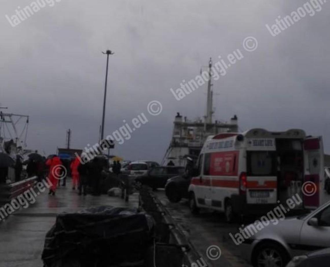 Terracina, peschereccio affondato: ripartite le ricerche del comandante disperso