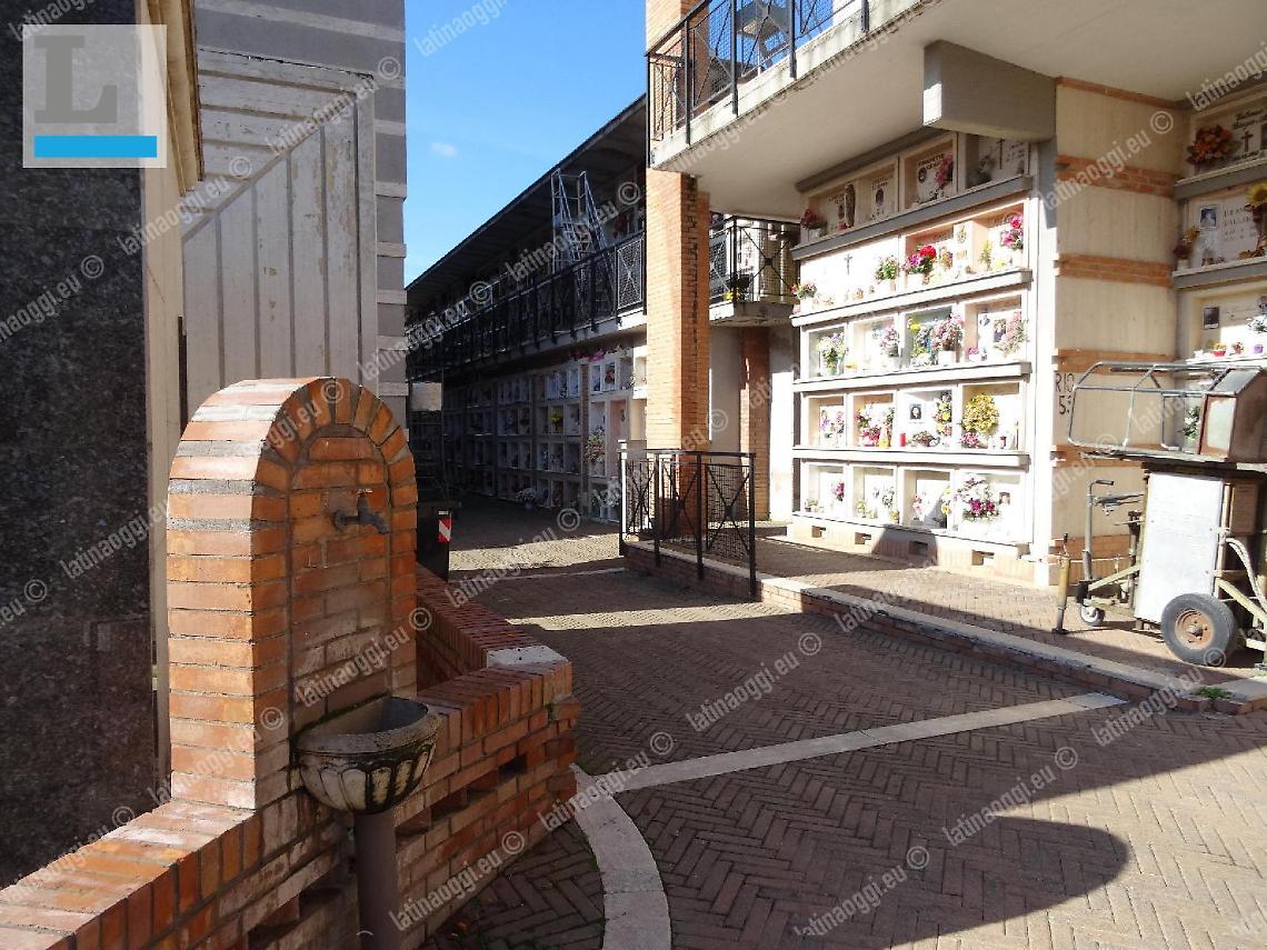 I cittadini trovano il cimitero chiuso nelle feste, esplode la protesta