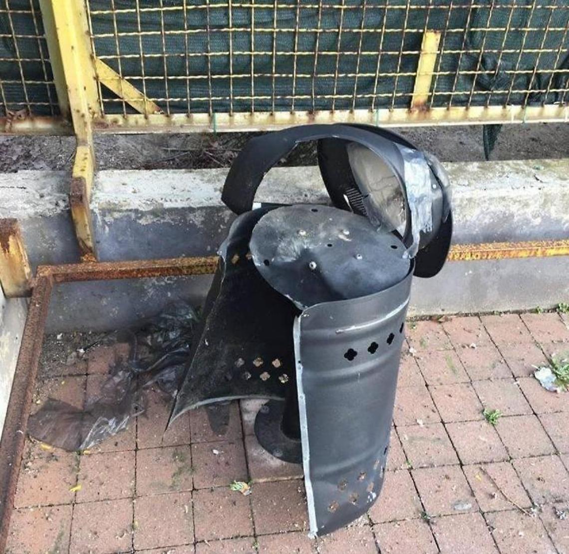 Con un petardo distruggono il cestino, vandali in azione in città