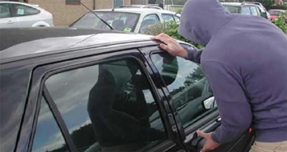 Ruba un furgone e tenta di rubare un'auto, arrestato un moldavo