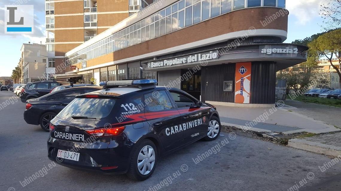 Rapina in banca a Latina, due giovani in fuga a piedi col bottino