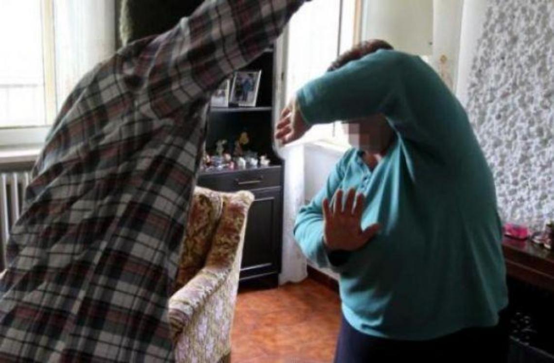 Botte e maltrattamenti alla madre disabile, arrestato 45enne