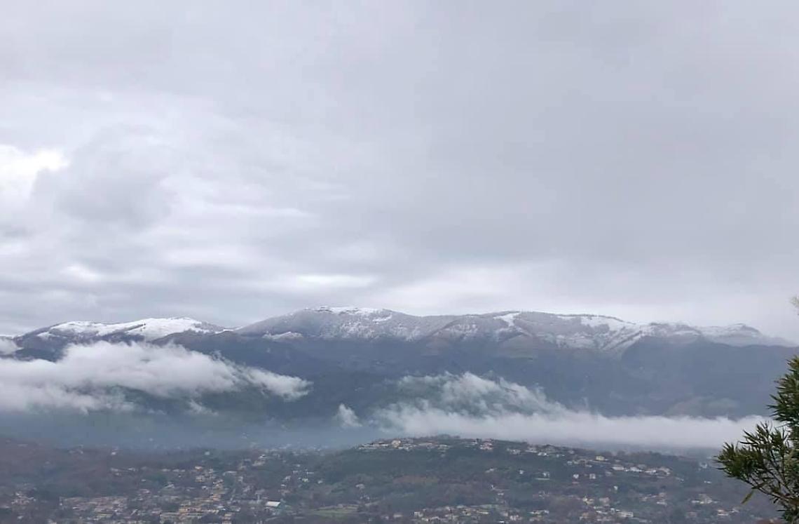 Prima neve del 2019 sulla Semprevisa: imbiancata la cima della montagna