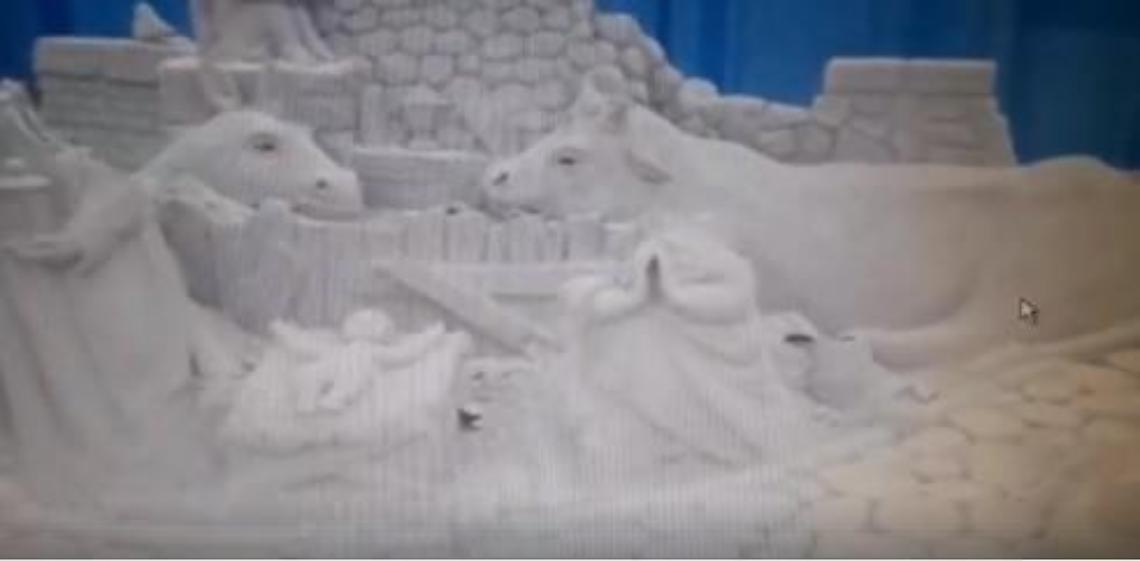 Terracina, i vandali tornano a colpire: decapitate statue del presepe di sabbia