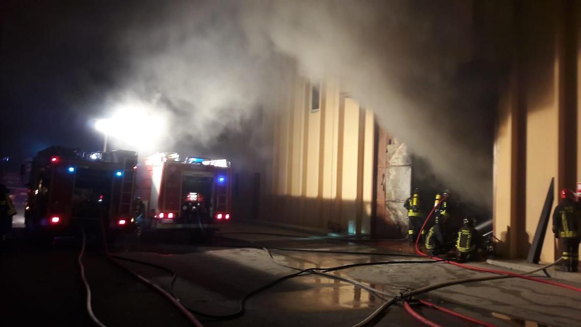 Pomezia, incendio all'alba in un capannone di via Vaccareccia. Danni ingenti