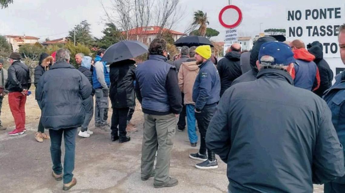 Terracina, protesta sulla viabilit&agrave; a pezzi: in strada i