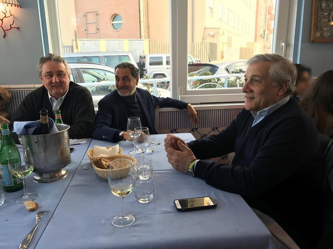 Anzio, relax per il presidente dell'Europarlamento Tajani. Pranzo col sindaco