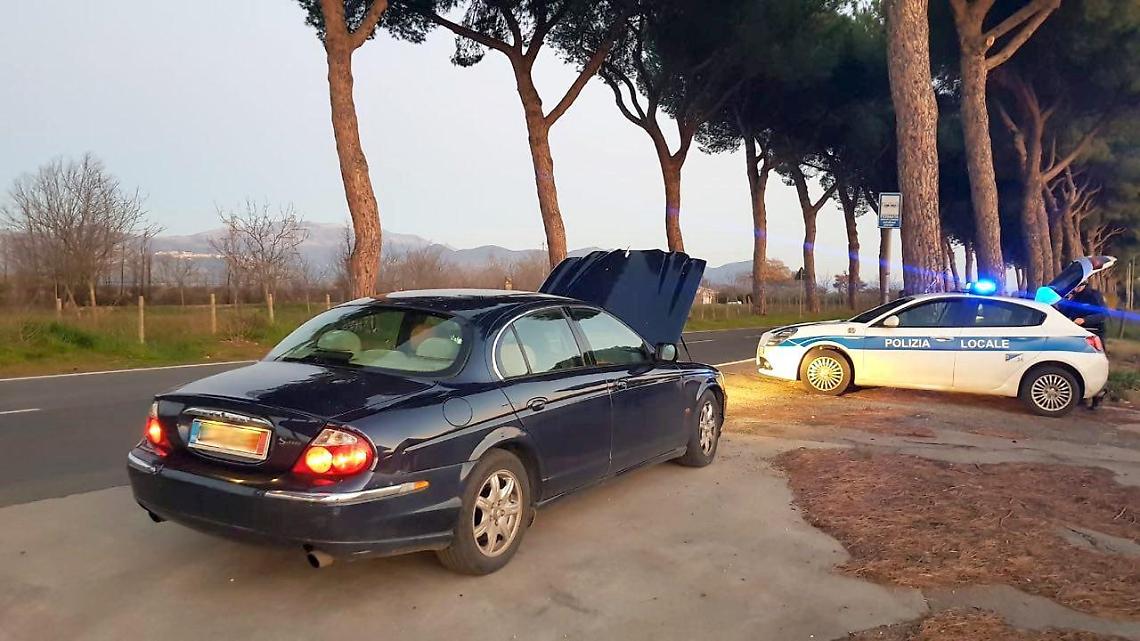Targa falsa, vettura non assicurata e non immatricolata: denunciato