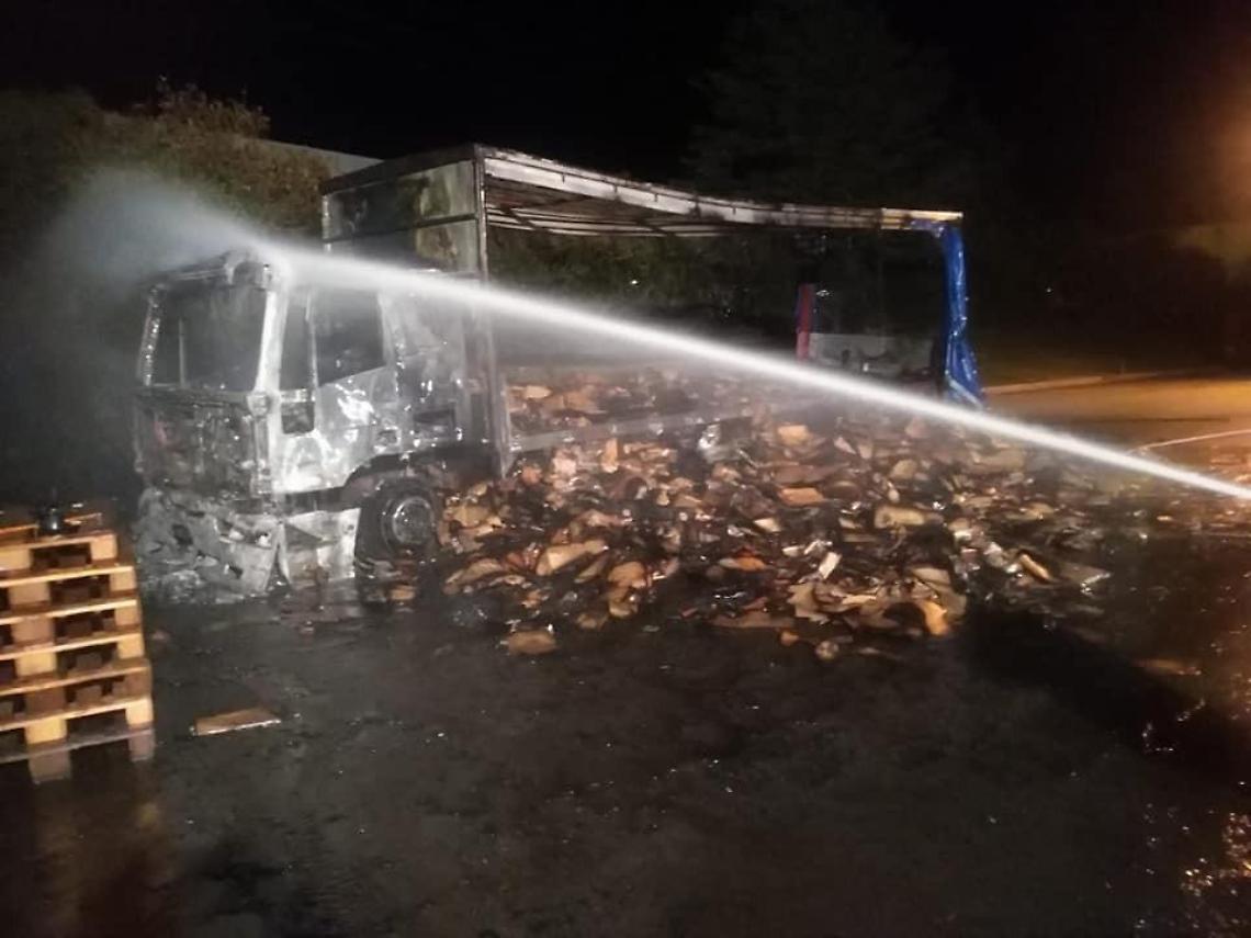 Incendio a Pomezia, camion prende fuoco nel piazzale di una ditta