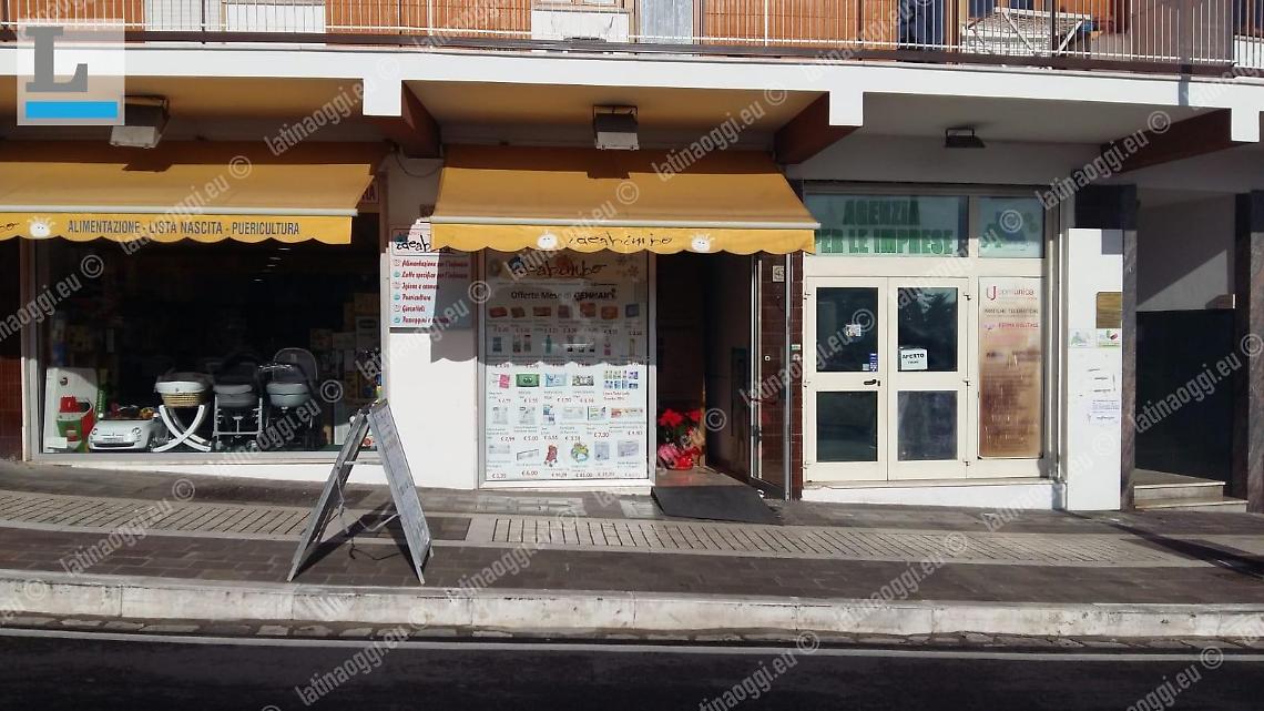 Tentata rapina con arma giocattolo, ma il titolare se ne accorge: colpo in fumo