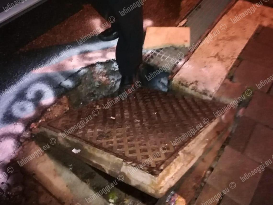 Passeggia sul corso di Cisterna e cade in un tombino, ferito un 50enne