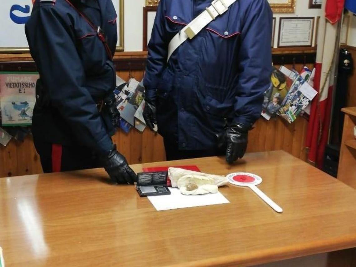 Nasconde a cocaina dentro a un panino ma i carabinieri lo scoprono. Arrestato