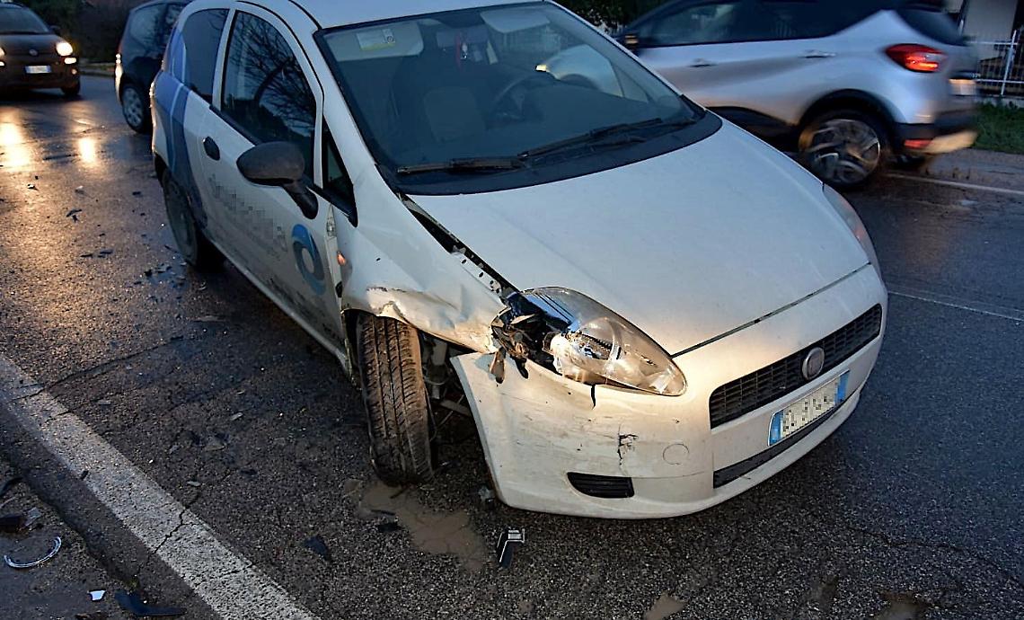Provoca un incidente e scappa, rintracciato dalla Polizia Locale