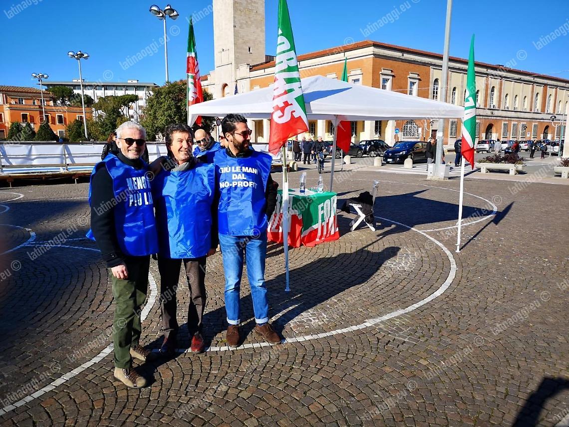 Forza Italia in piazza contro il Governo: ecco i gilet azzurri