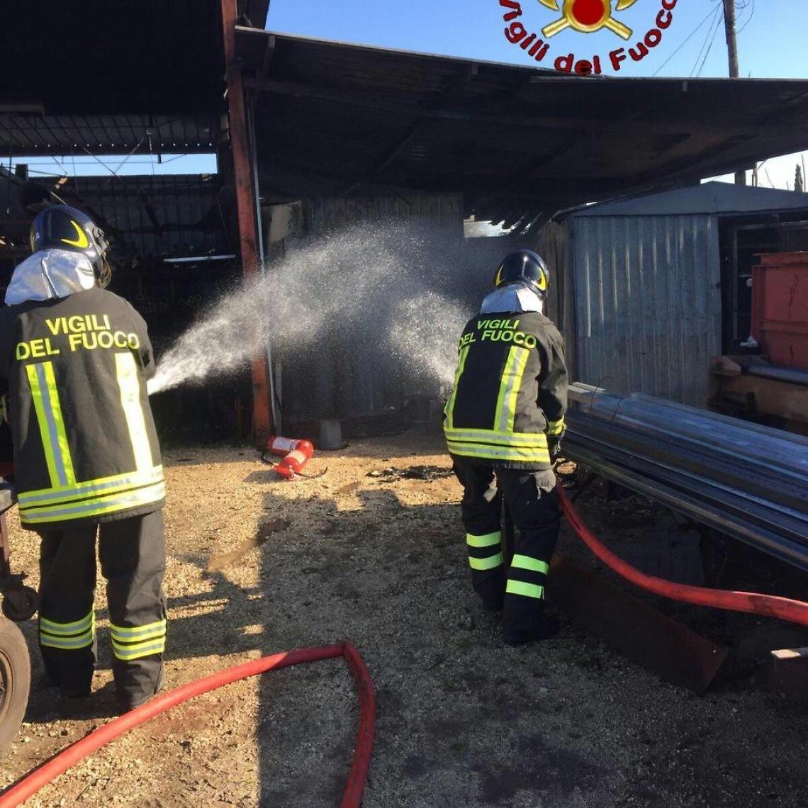 Velletri, incendio in un capannone artigianale di via Ariana