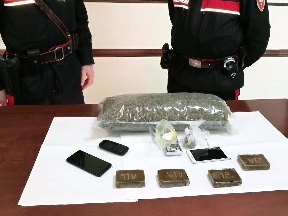 Oltre un chilo tra cocaina, hashish e marijuana: arrestato 29enne