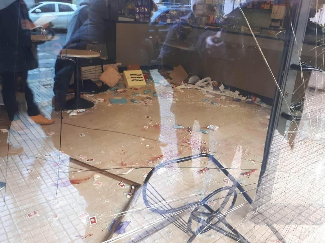 Entra in un bar e lo devasta, poi danneggia l'auto dei carabinieri: arrestato