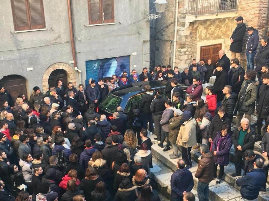 L'abbraccio di Minturno per i funerali di  Cristiano Campanale