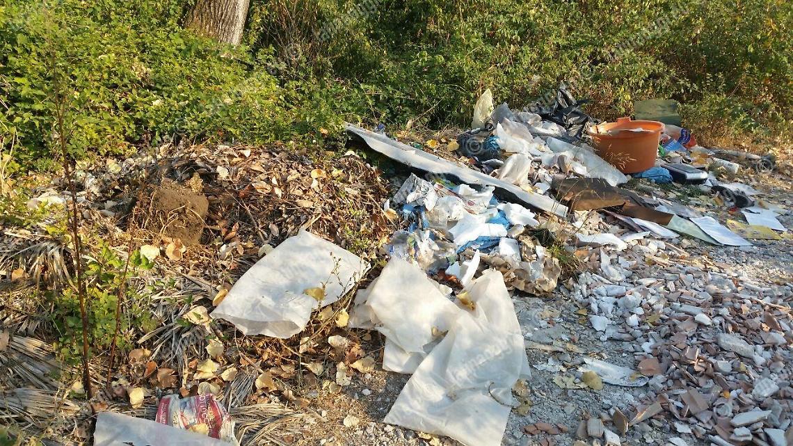 Le fototrappole riprendono due persone che abbandonano rifiuti: multati