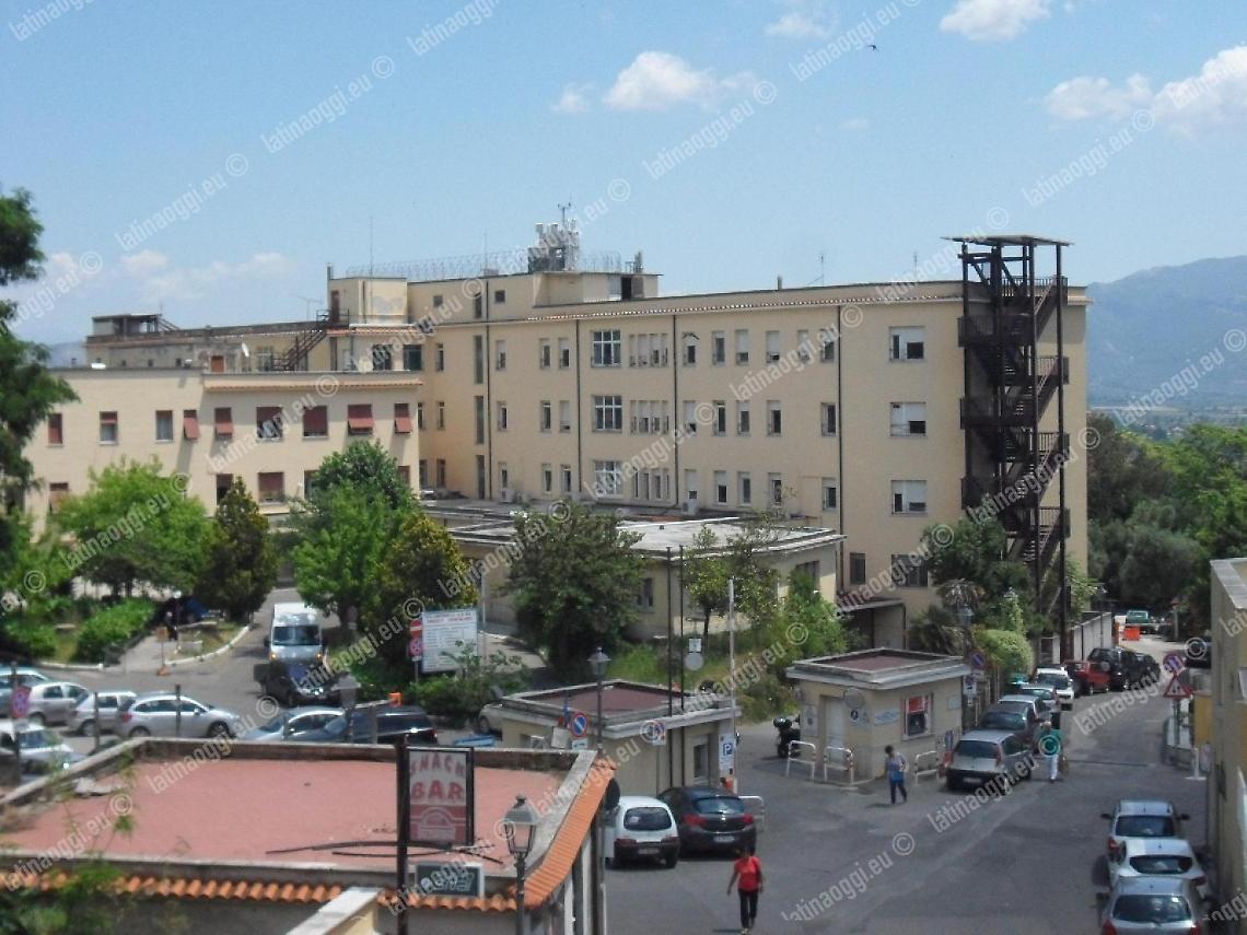 Velletri, migrante va in ospedale: d&agrave; in escandescenze rompendo un vetro