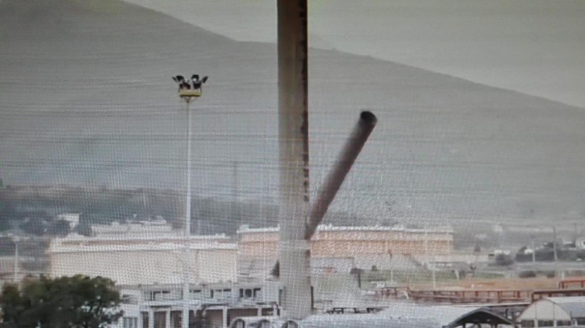 Raffineria di Gaeta, Eni abbatte una ciminiera di 75 metri