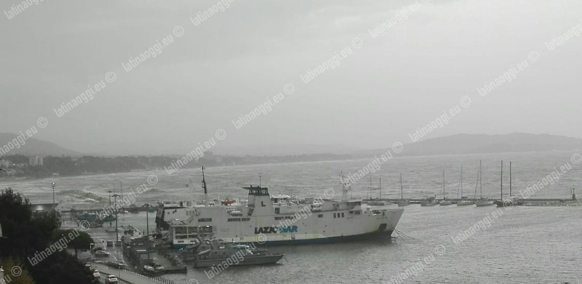 Isole nella morsa del maltempo: collegamenti navali soppressi