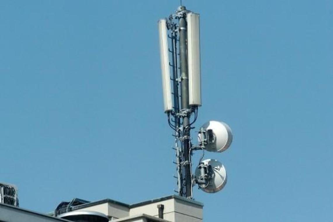 Antenna telefonica a un passo della scuola, fonte del "no" in strada