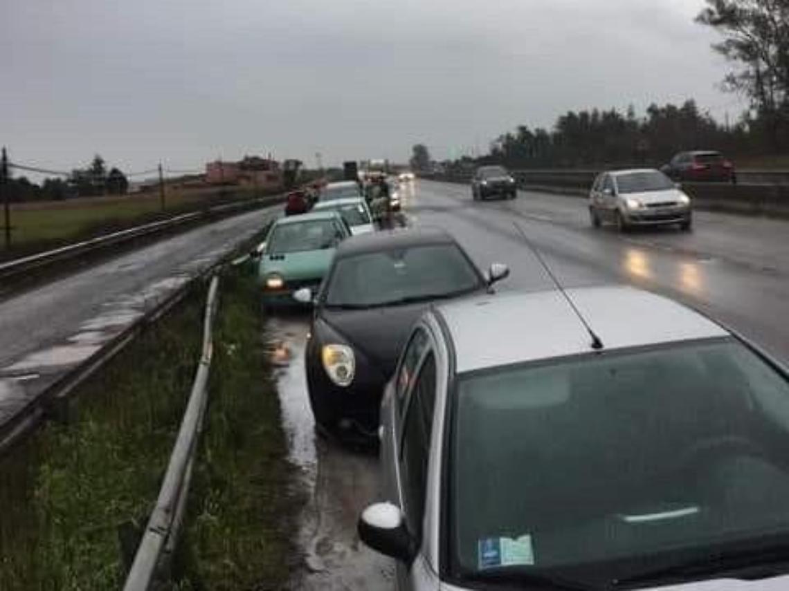 Buche sulla Pontina, decine di auto ferme con gli pneumatici bucati