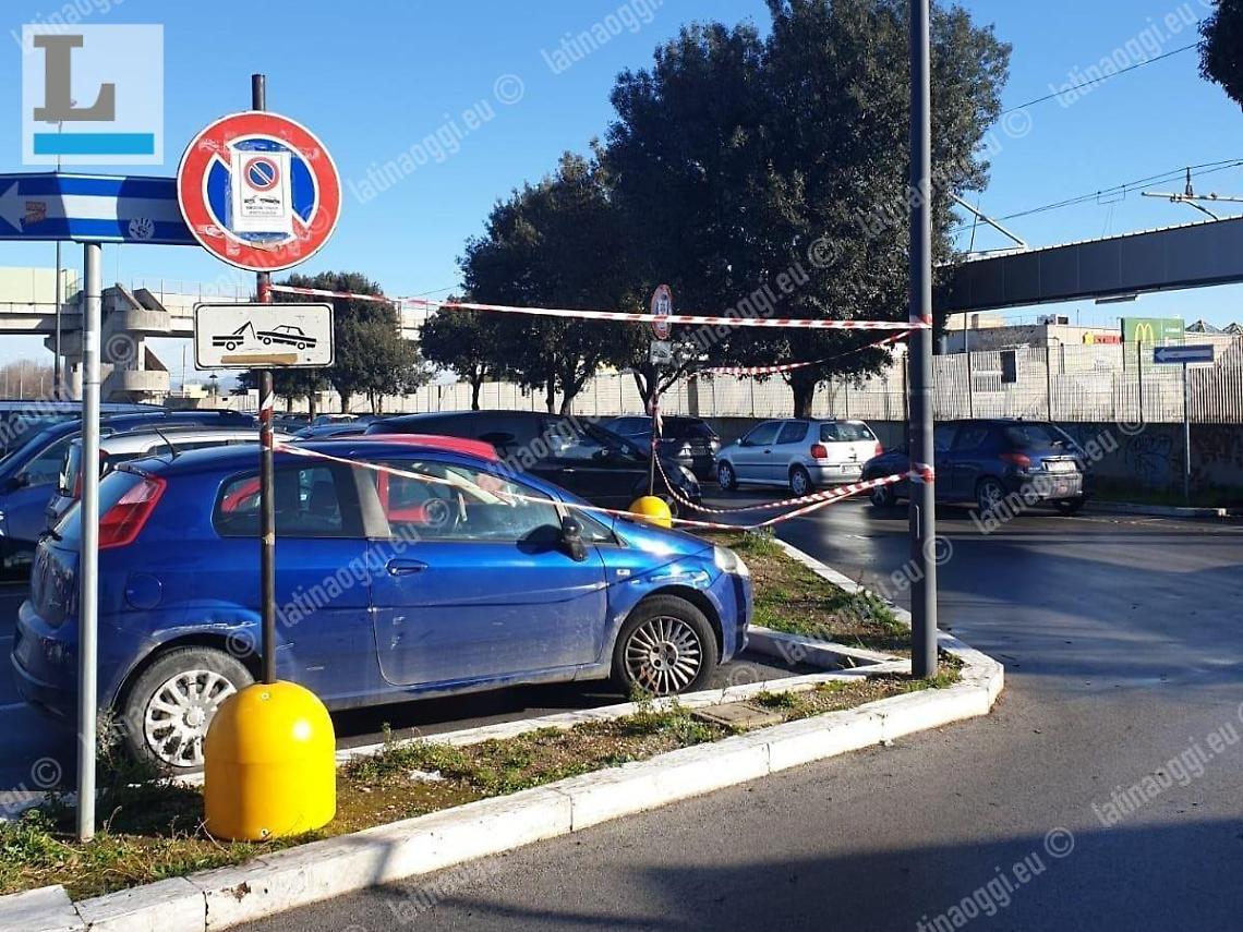 Lavinio (Anzio), un'antenna per i cellulari nel piazzale della stazione