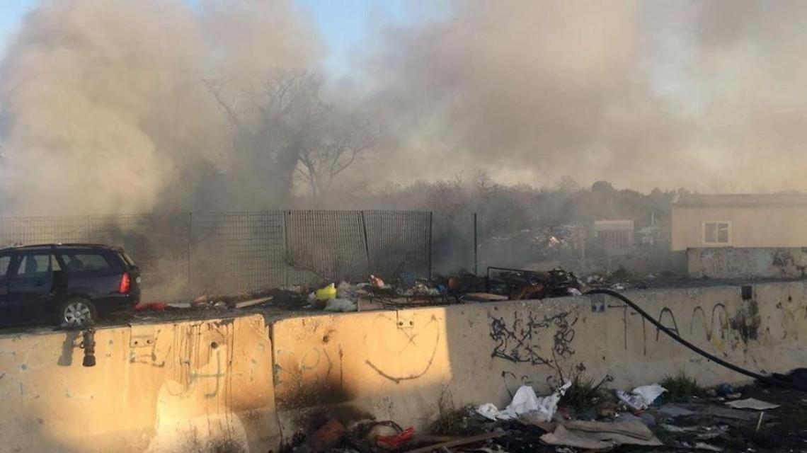 Ancora un incendio nel campo rom di Castel Romano: Pontina invasa dal fumo