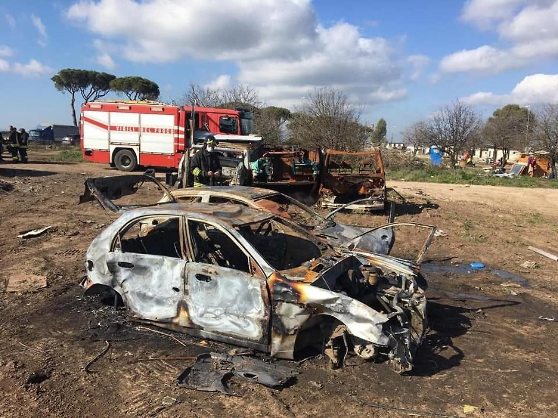 Non c'&egrave; pace per Castel Romano: ancora un incendio d'auto nel campo rom