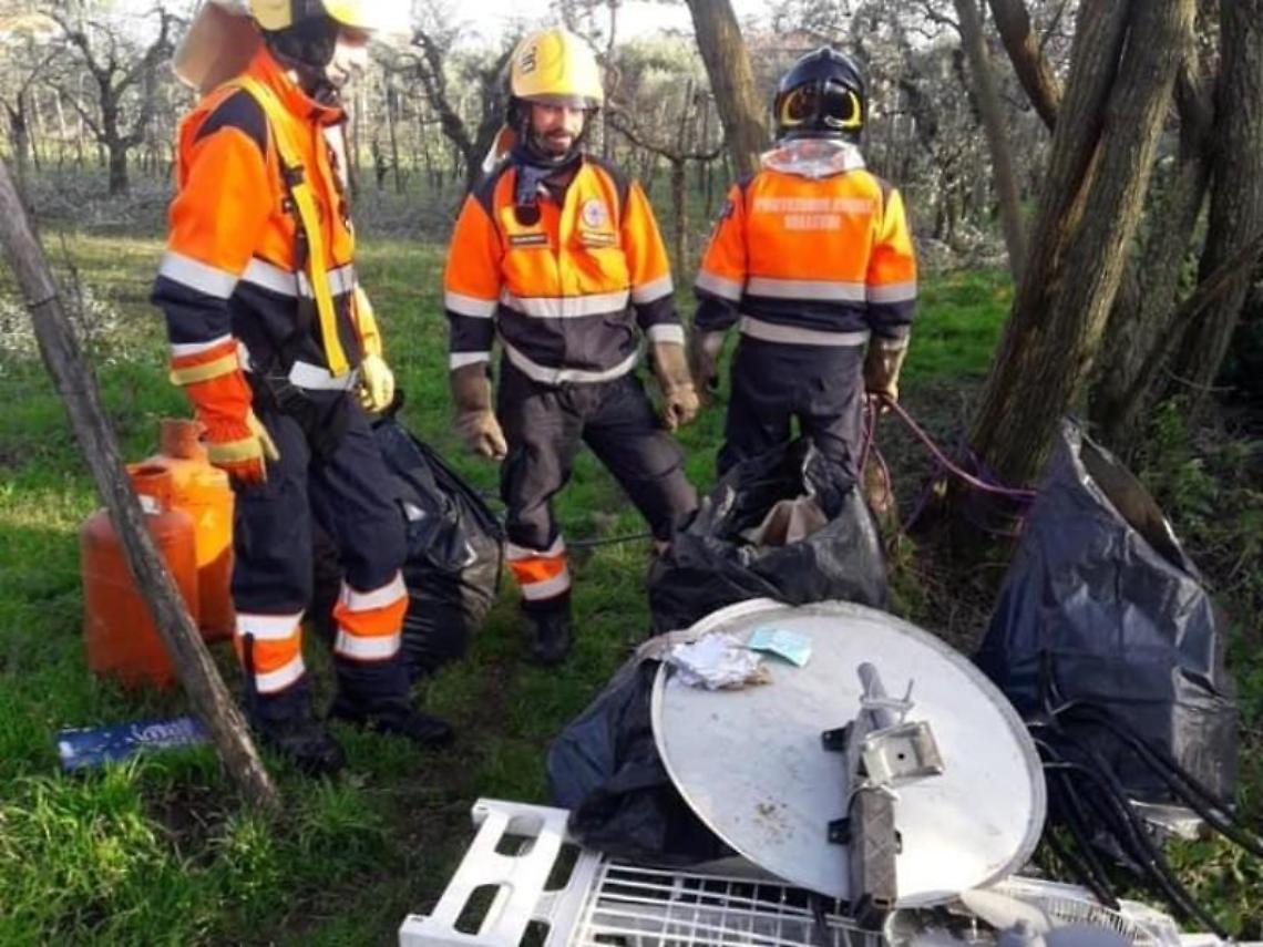 Velletri, abbandona rifiuti vicino a un fosso: beccato e multato