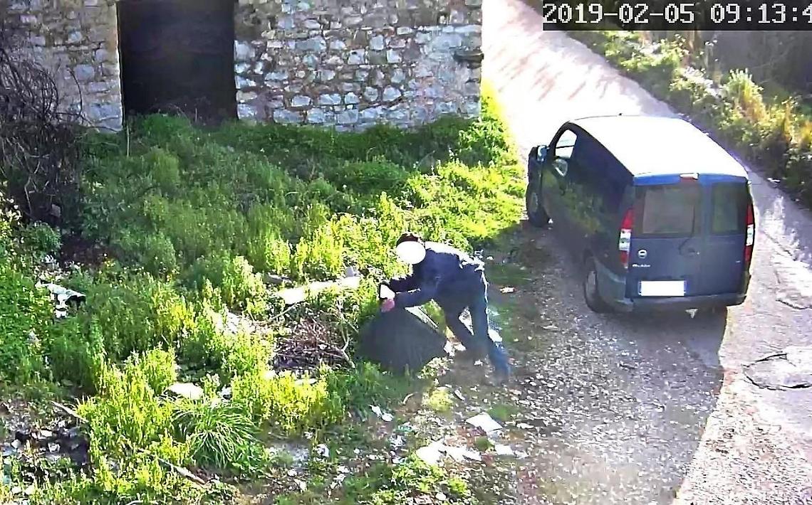 Fondi, pizzicato un altro furbetto ad abbandonare televisore: multa da 600 euro