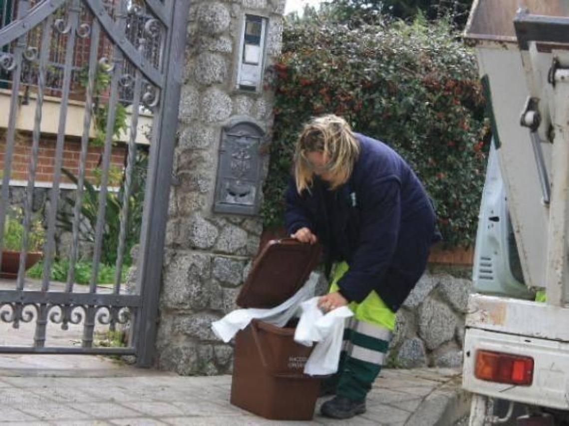 Nettezza urbana, gli operatori sospesi vanno reintegrati