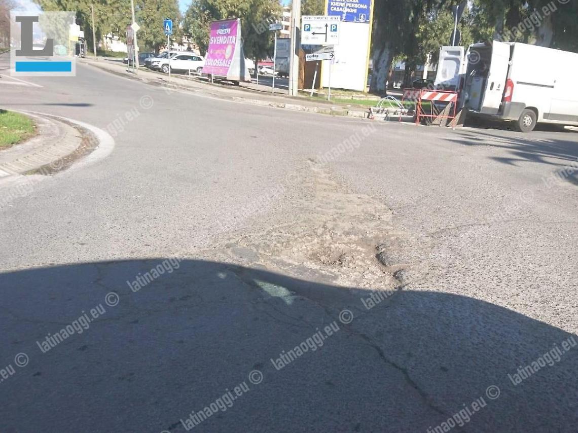 Latina, buca &laquo;killer&raquo; nel bel mezzo della rotatoria: cittadini esausti