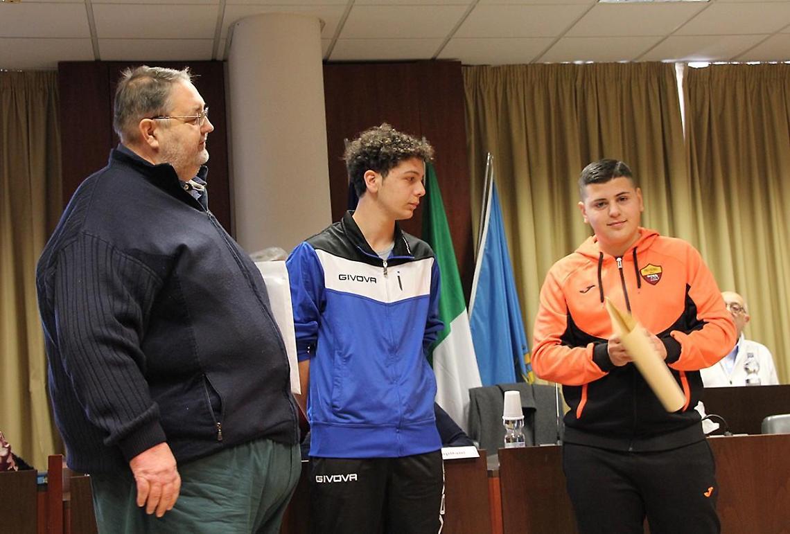 I genitori insultano l'arbitro, il giovane ferma la partita: Carturan lo premia