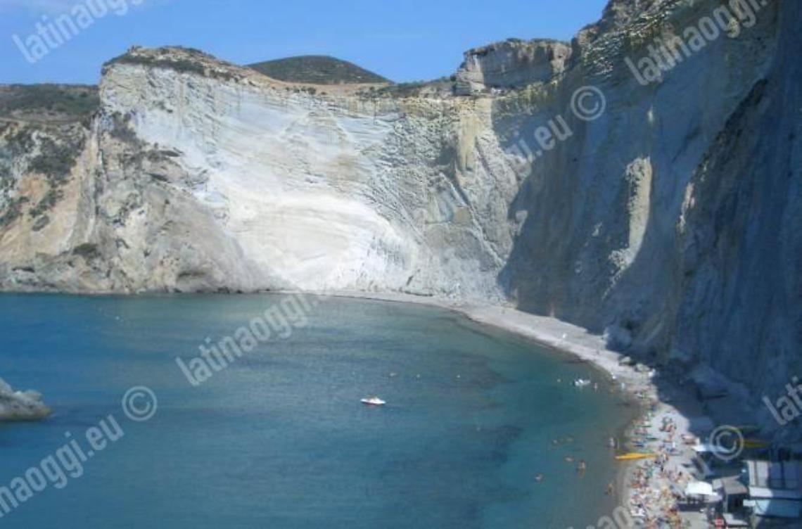 Ponza, la riapertura di Chiaia di Luna è sempre più vicina
