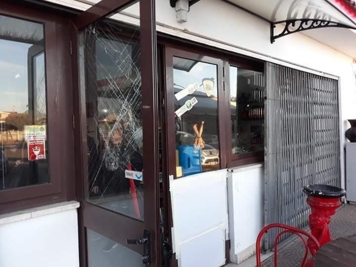 Svaligiata la tabaccheria del distributore di via Pratica di mare