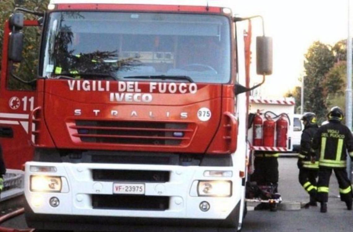 Lariano, incendio in un garage: distrutta dalle fiamme una 500 d'epoca