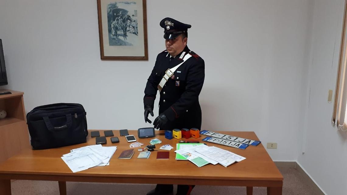 Sorpresi dai carabinieri a smontare un'auto rubata, 4 arrestati