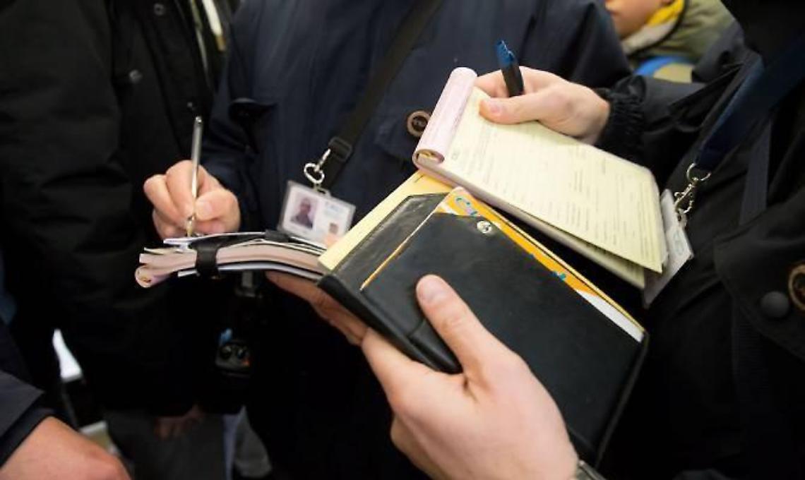 Non ha il biglietto e butta a terra il controllore sul bus, denunciato