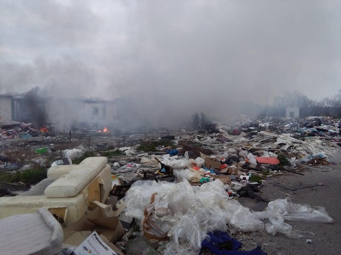 Assurdo al campo rom di Castel Romano, sulla Pontina: altro incendio di rifiuti